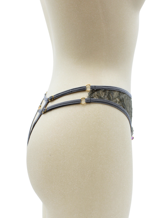 String gris avec bijou couleur aléatoire et chaîne dorée - PA05MGREY